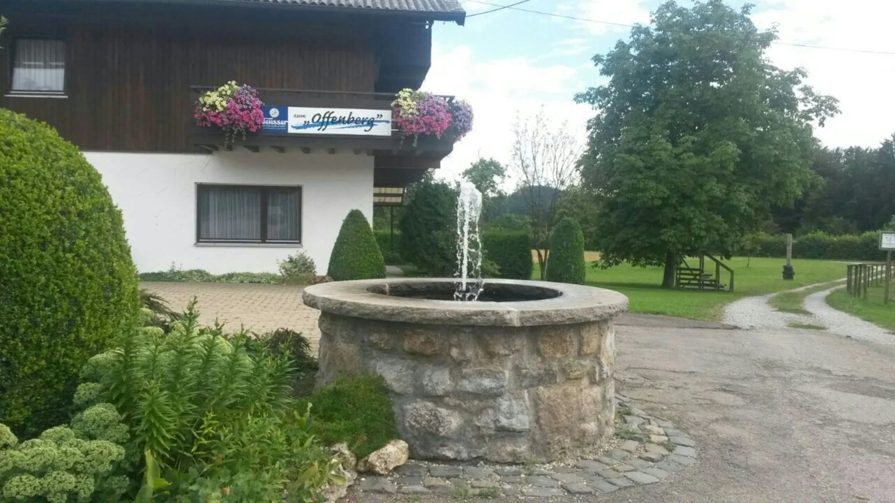 Gaststätte Zum Offenberg mit Brunnen und Garten