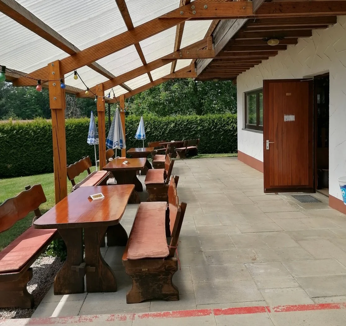 Unsere überdachte Terrasse mit Blick ins Grüne